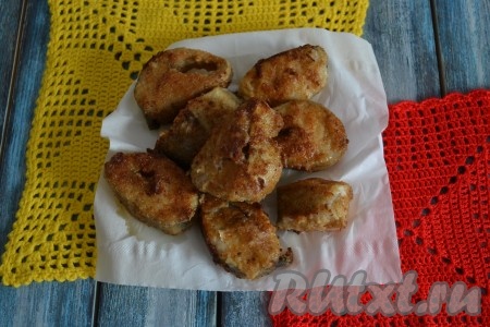 Обжаренную рыбку выложить на салфетку, чтобы ушло лишнее масло.
