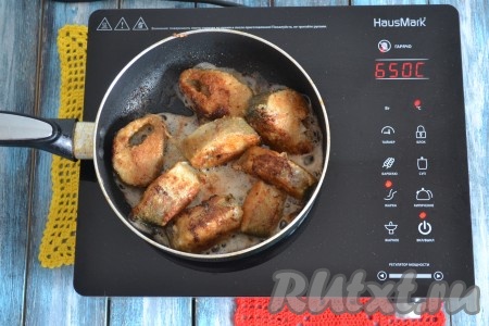 Обжарить на небольшом огне по 3 минуты с каждой стороны (до красивого румяного цвета).
