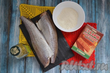 Подготовить необходимые ингредиенты для приготовления минтая в панировочных сухарях на сковороде. 