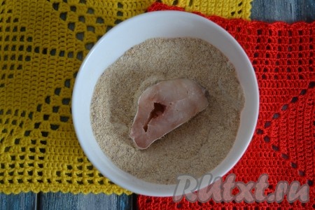Каждый кусочек минтая обвалять со всех сторон в смеси муки и панировочных сухарей.
