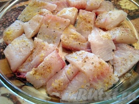 Смазать форму для запекания оливковым маслом. Филе тилапии порезать на кусочки, положить в форму, сбрызнуть их лимонным соком, посыпать кориандром, шамбалой, цедрой лимона, немного посолить и дать постоять - помариноваться.
