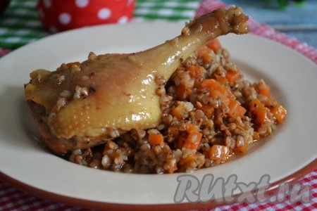 Перед подачей аккуратно перемешать и выложить на блюдо сочную, ароматнейшую гречку с лакомым кусочком вкусной тушеной утки.
