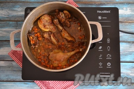 Когда мясо сварится и станет легко отходить от костей, но воды в казане будет совсем мало, - нужно влить еще 1-1,5 стакан. Важно помнить, что для приготовления гречки нужно взять одну порцию крупы и две порции воды. 