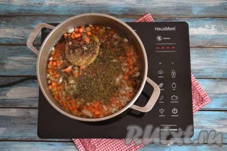 По вкусу всыпать специи и соль, после закипания снизить огонь к минимуму и продолжать тушить утку до готовности (на это понадобится 35-45 минут).
