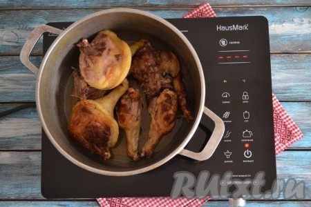 Хорошо разогреть казан или сковороду и выложить кусочки мяса жирком вниз (если утка не жирная - влейте растительное масло). Жарить на среднем огне. Когда жирок хорошо вытопится и мясо приобретет красивый румяный цвет, перевернуть на другую сторону и также обжарить до румяности.
