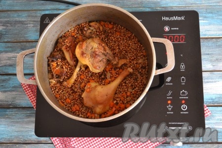 Тушить утку с гречкой под закрытой крышкой до тех пор, пока крупа не сварится и не вберет в себя всю жидкость.
