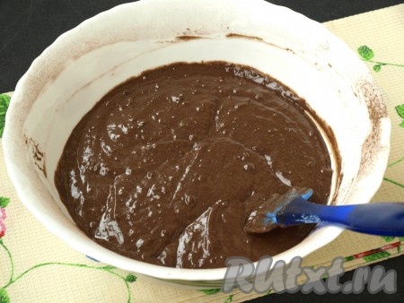 Мешать тесто, пока масса не станет однородной, по консистенции, как густая сметана.
