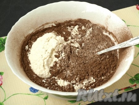 Затем просеять в тесто муку и разрыхлитель, перемешать ложкой.
