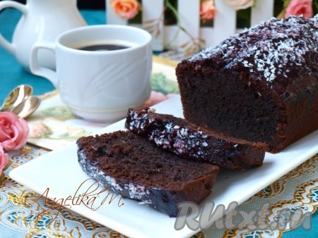 Пока кекс горячий смазать верхушку любым вареньем или джемом, посыпать кокосовой стружкой. Я смазывала ежевичным джемом. Когда кекс остынет, нарезать его на кусочки и подать к столу.
