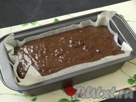 Форму застелить пергаментом и вылить тесто.
