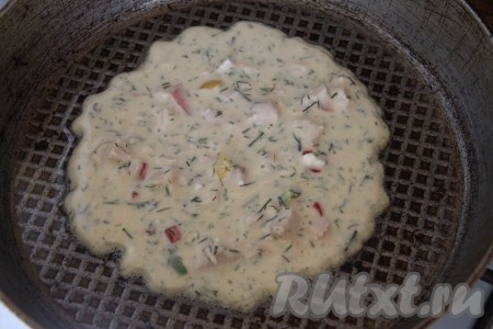 На горячую сковороду, смазанную растительным маслом, выкладывать по 1 половнику теста и каждый блин жарить с двух сторон на среднем огне до золотистой корочки.
