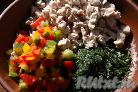 Вареное куриное мясо и болгарский перец нарезать маленькими кубиками, добавить мелко нарезанную зелень, перемешать и начинка для блинов готова.