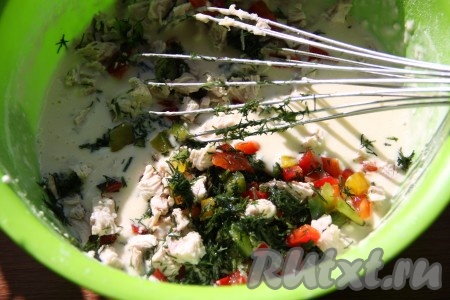 В блинное тесто добавить подготовленную начинку и перемешать.
