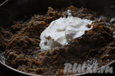 Следом добавить сметану, соль и перец.
