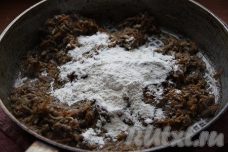 Готовить зажарку на среднем огне, помешивая, в течение нескольких минут, пока не испарится вся жидкость со сковороды. Затем добавить к обжаренным грибам муку и очень хорошо перемешать.
