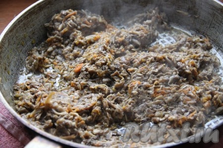 Пока картофель варится, можно приготовить зажарку, для этого мелко нарезанный лук и натёртую на мелкой тёрке морковь нужно обжарить на растительном масле, периодически помешивая, до золотистого цвета, затем добавить шампиньоны, натертые на крупной терке.
