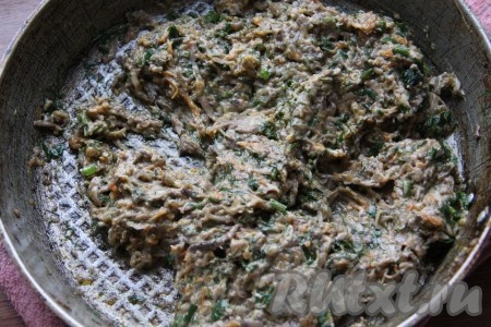 Выложить в грибную массу мелко нарезанную зелень, перемешать и зажарка готова.