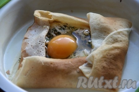 В углубление вбиваем сырое яйцо, солим его и перчим. Края блина подворачиваем к центру. У меня блины&nbsp;были очень маленького диаметра и я взяла по 2 блина на порцию.
