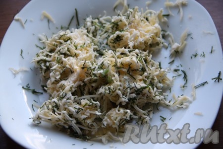 Для приготовления начинки смешиваем натертый на терке сыр и мелко нарезанную зелень.
