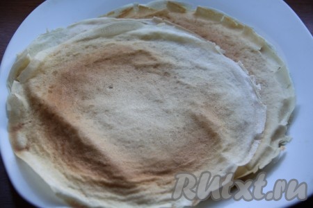 Приготовьте блинчики по любимому вашему рецепту. Я купила готовые блины.
