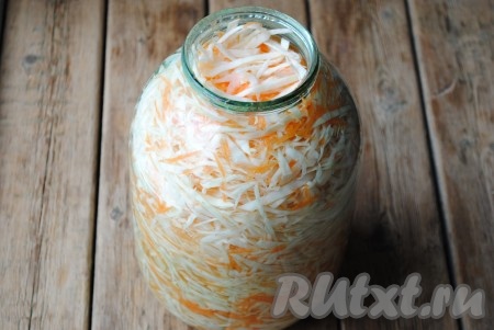 Залить рассол в банку. Он должен полностью покрыть капусту.