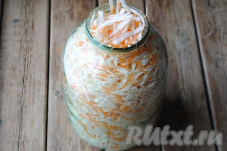 В банку выложить капусту с морковкой и хорошо утрамбовать. 