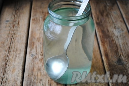 Воду вскипятить, добавить соль и сахар, размешать и дать рассолу полностью остыть.&nbsp;
