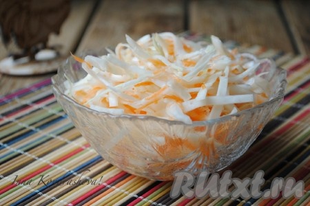 Вкусная, хрустящая капуста, квашеная в рассоле в банке, готова. При подаче капусту можно полить&nbsp;растительным маслом и добавить к ней мелко нарезанный лук.&nbsp;
