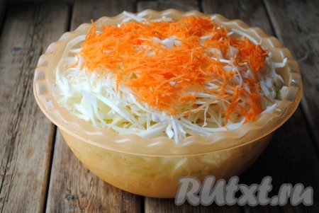 Морковь очистить, вымыть и натереть на средней тёрке, добавить её к капусте и перемешать.&nbsp;
