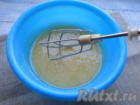 Далее взбивать мед миксером - вначале на низкой скорости около 2-3 минут. Мед начнет светлеть.
