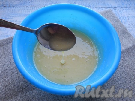 Затем переключить скорость на среднюю и продолжать взбивать мед около 10-15 минут. Чем дольше будете взбивать, тем нежнее и воздушнее окажется в результате готовый продукт. Меня хватило только на 10 минут и всё равно результат мне понравился.