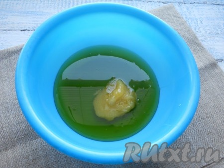 К жидкому меду добавить закристаллизованный мед (засахарившийся). Пропорции нужно соблюдать именно такие - 9:1. Если у вас нет жидкого меда, растопите на водяной бане засахарившийся. Но весь мед обязательно перед взбиванием нужно охладить, поместив его на 30 минут в холодильник.