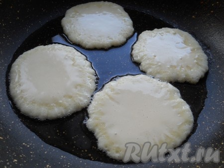 Подсолнечное масло разогреть на сковороде. Тесто выкладывать на сковороду ложкой в виде оладий.