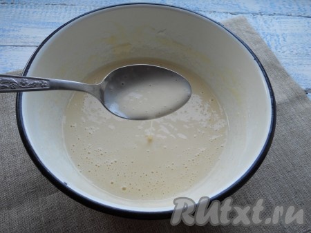 Добавить в тесто еще 3 столовые ложки муки, перемешать. Тесто должно получиться, как для толстых блинов или, как тесто для бисквита.
