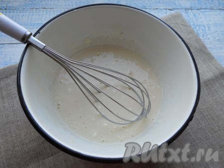 Влить теплую воду, тщательно все перемешать венчиком. Оставить смесь на 20 минут.