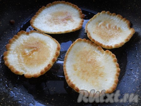 Жарить оладьи на среднем огне до румяности с двух сторон.