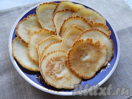 Готовые оладушки выложить на тарелку.