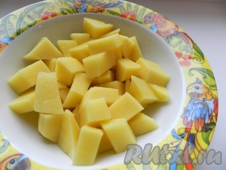 Очистить и нарезать картофель. Когда горох сварится, добавить картофель, посолить. Довести до кипения и варить гороховый суп с курицей на небольшом огне до мягкости картошки (в течение минут 15), добавить лавровый лист. Переложить в суп обжаренные лук и морковь, проварить ещё 5-7 минут и выключить огонь.