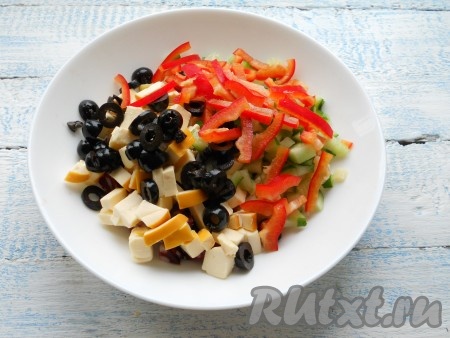 Оливки нарезать кружочками, сладкий перец - соломкой и добавить к остальным продуктам.
