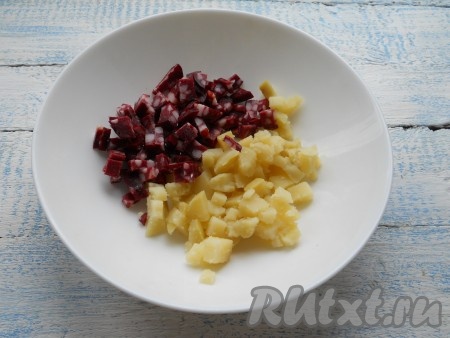 Очищенный картофель и копченую колбасу нарезать кубиками. 