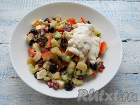 Салат посолить и заправить майонезом.