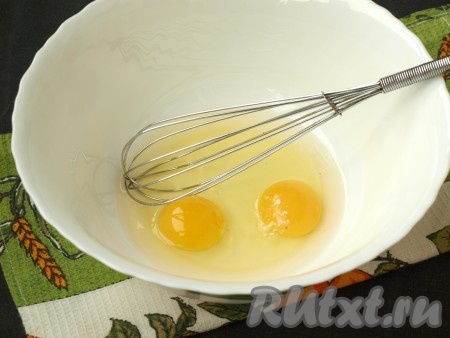 Яйца взбить с солью и щепоткой ванилина.
