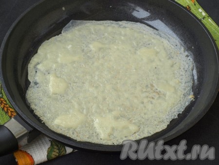 Сковороду разогреть и смазать растительным маслом с помощью силиконовой кисточки. Половником наливать тесто, держа сковороду под наклоном.
