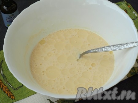 Добавить стевию (или сахар) и рафинированное растительное масло, перемешать. Тесто получается достаточно жидким.
