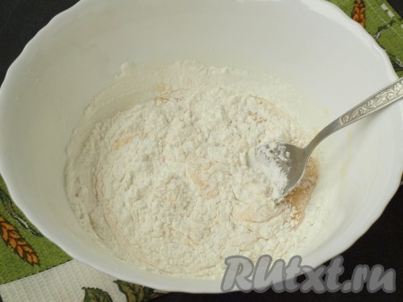 Добавить к яйцам крахмал и тщательно размешать.
