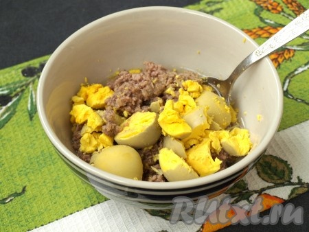 В миску выложить тунца в масле. Если масла много, то часть слить. Добавить к тунцу варёные желтки.
