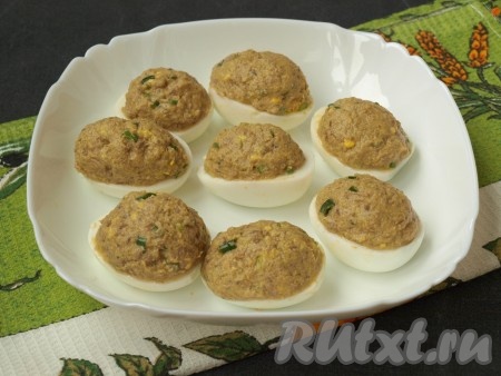 Полученной массой наполнить половинки яиц.
