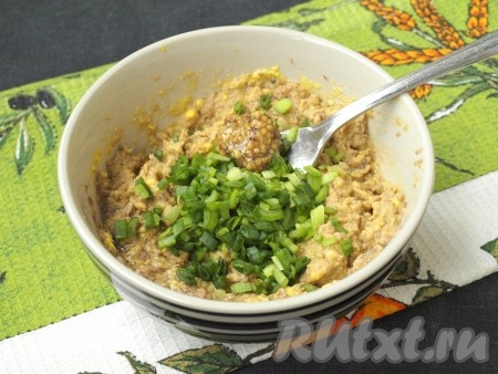 Тщательно размять желтки и перемешать их с тунцом до однородной массы. Измельчить зелёный лук и добавить в начинку (немного лука оставить для подачи), посолить и поперчить. Также добавить горчицу, хорошо перемешать. Если масса суховата, можно добавить немного масла или майонеза.