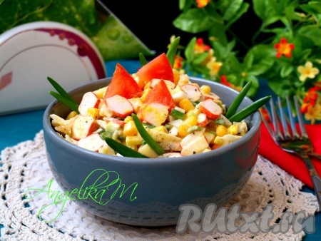 Украсить и подать очень вкусный, сочный салат с крабовыми палочками, кукурузой и яблоком сразу к столу.
