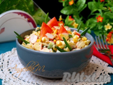 Салат с крабовыми палочками, кукурузой и яблоком